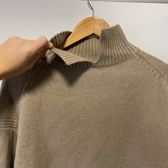 H&M DEEP BEIGE TURTLE NECK - Picture 2 of 2